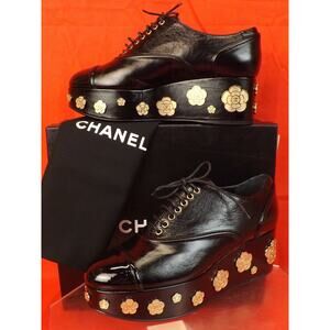NIB CHANEL G31722 BLACK LEATHER CAMELLIA CC PLATFORM CAP TOE LACE OXFORDS 38.5